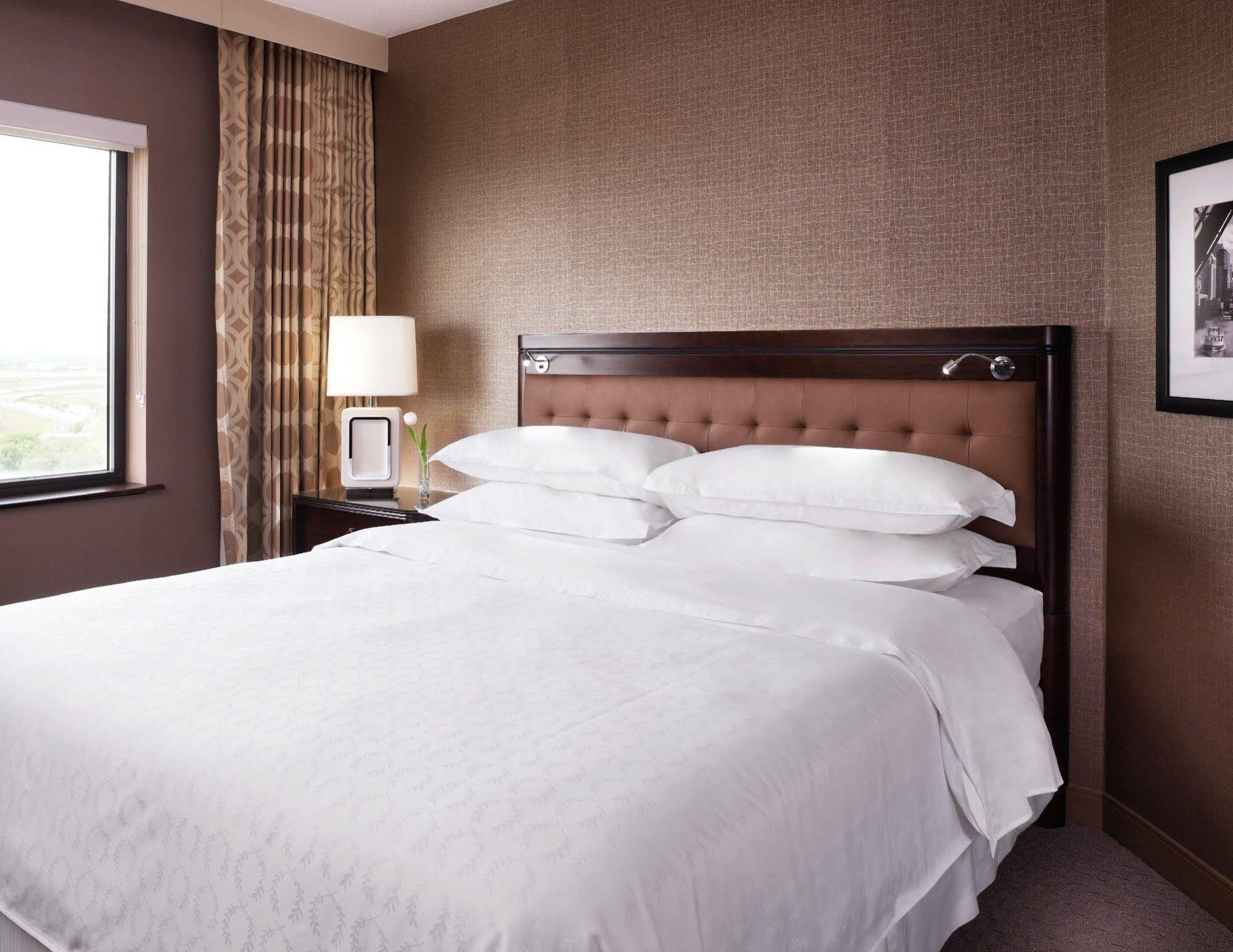 Sheraton Chicago O'hare Hotel 4*